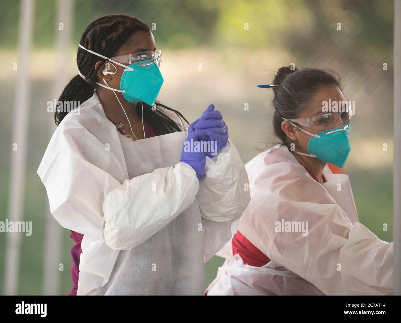 Austin, TX USA 15 luglio 2020:tecnici medici che lavorano per gli indumenti protettivi (PPE) di Austin Public Health ed eseguono proiezioni COVID-19 gratuite in un parco pubblico. Il Texas ha visto un enorme picco nei casi di coronavirus con quasi 300,000 casi che hanno provocato almeno 3,432 morti. Credit: Bob Daemmrich/Alamy Live News Foto Stock