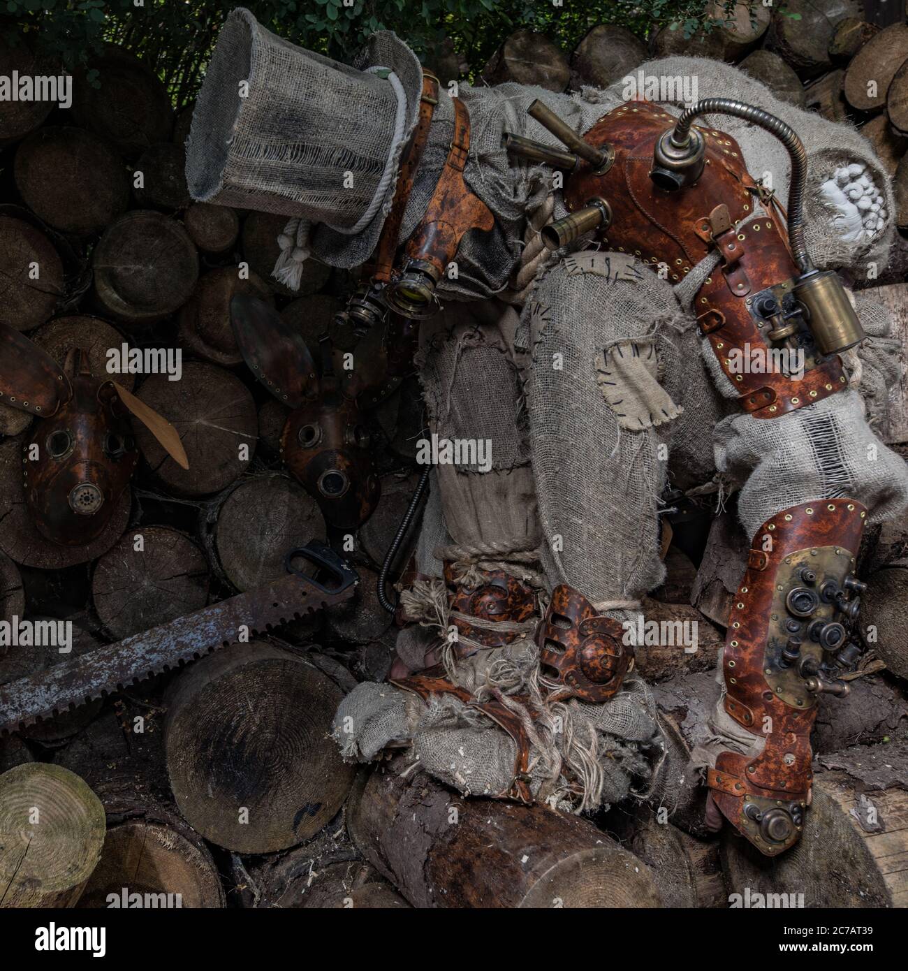 Personaggio futuristico cyborg stalker. Fotografia d'arte in stile steampunk. Foto Stock