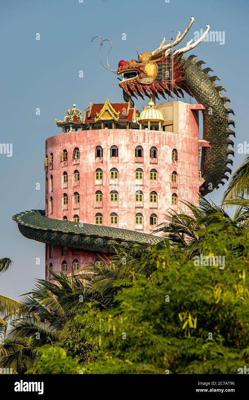 La torre rosa con drago gigante a Wat Samphran - Tempio del Drago, Nakhon Pathom, Thailandia Foto Stock