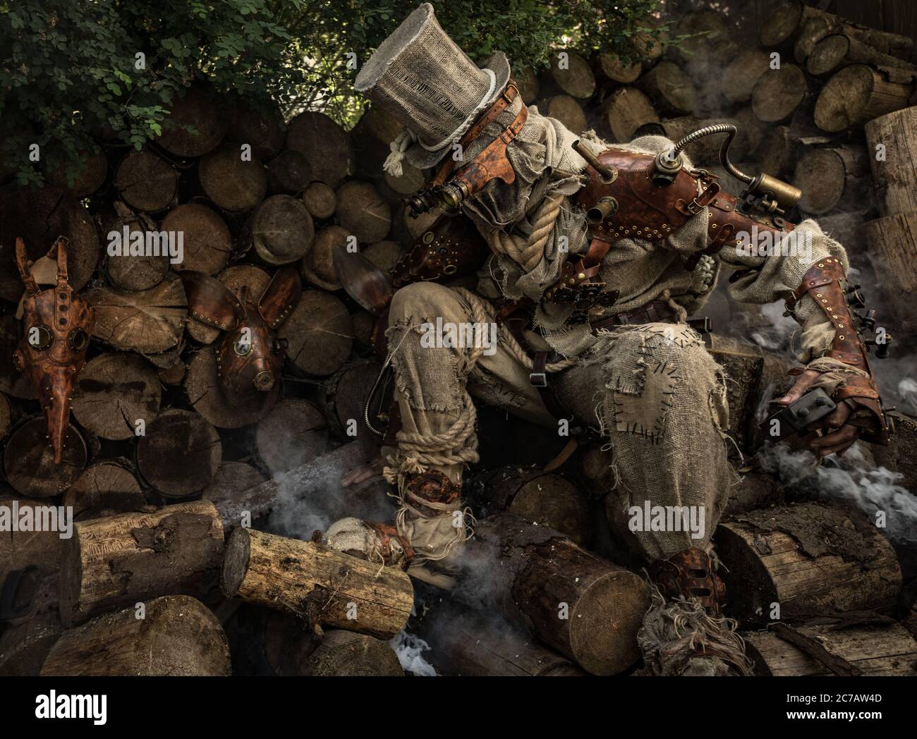 Personaggio futuristico cyborg stalker. Fotografia d'arte in stile steampunk. Foto Stock