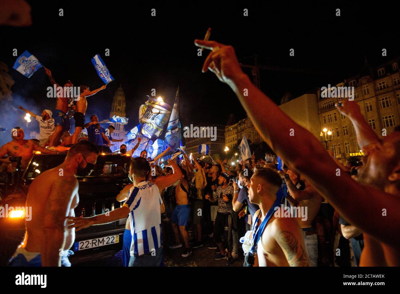 Gli appassionati di calcio del FC Porto festeggiano all'Aliados Avenue: Il FC Porto vince il primo titolo della Lega dopo la vittoria contro lo Sporting CP di stasera, garantendo che non possa più essere superato sui punti il 16 luglio 2020 a Porto, in Portogallo. FC Porto prende il primo posto da SL Benfica dopo la fermata della forza a causa della pandemia di Covid-19. Foto Stock