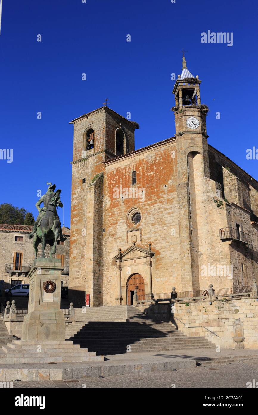 Spagna, Estremadura, Caceres, la città storica di Trujillo. Plaza Mayor, la chiesa di San Martino e la statua del conquistador Francosco Pisarro. Foto Stock