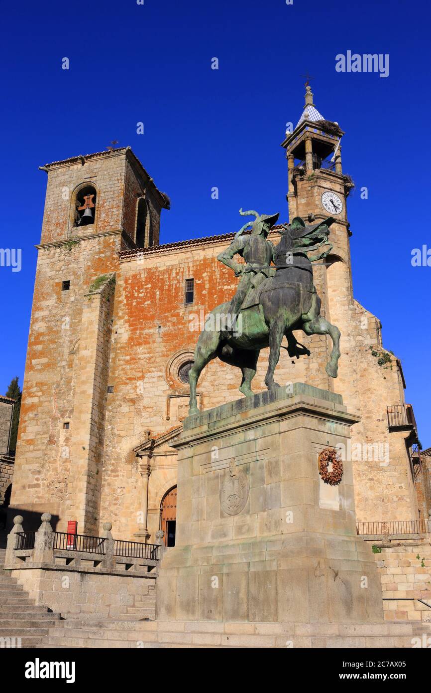 Spagna, Estremadura, Caceres, la città storica di Trujillo. Plaza Mayor, la chiesa di San Martino e la statua del conquistador Francosco Pisarro. Foto Stock