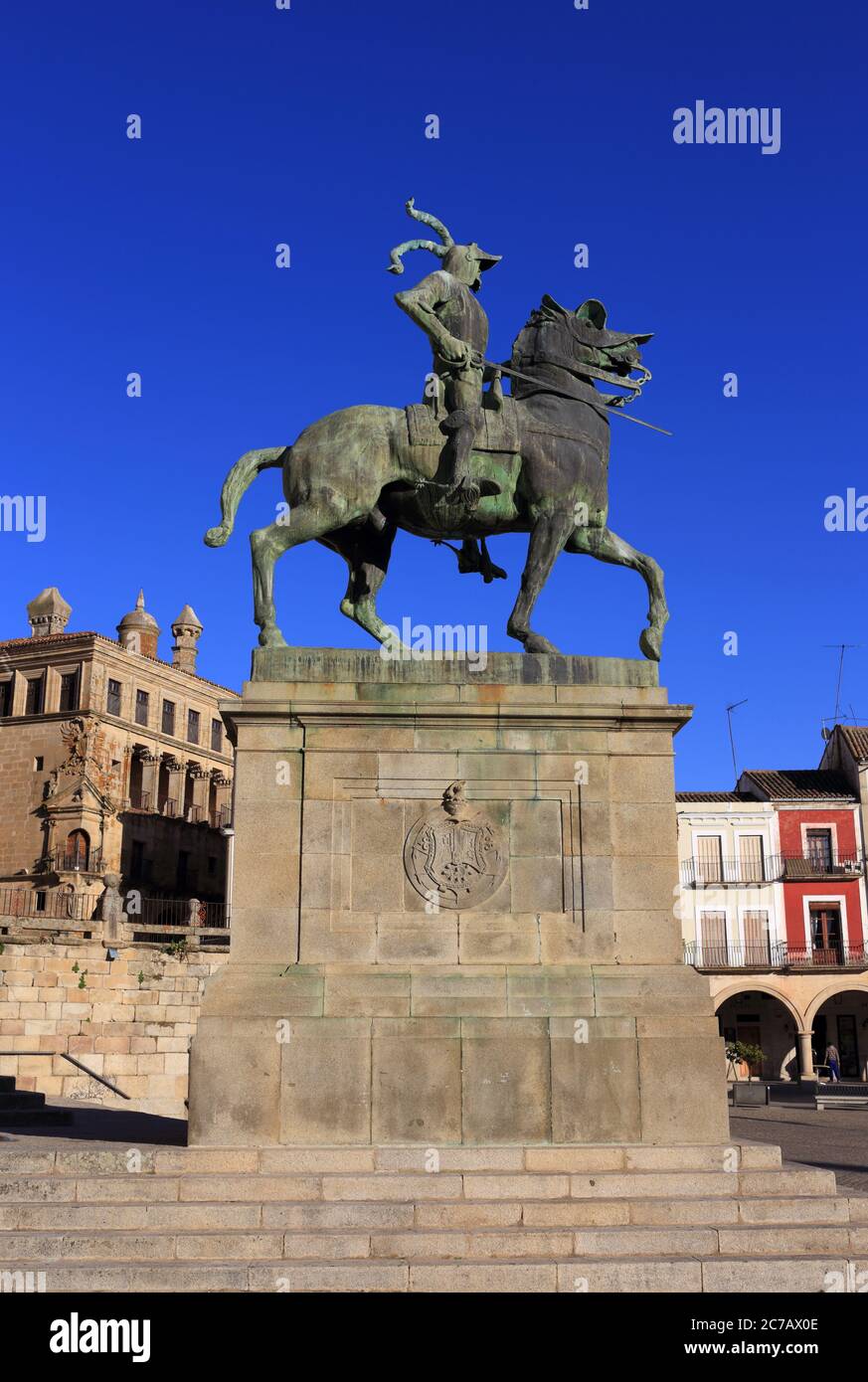 Spagna, Estremadura, Caceres, la città storica di Trujillo. Plaza Mayor e una statua di bronzo del conquistador Francosco Pisarro. Foto Stock