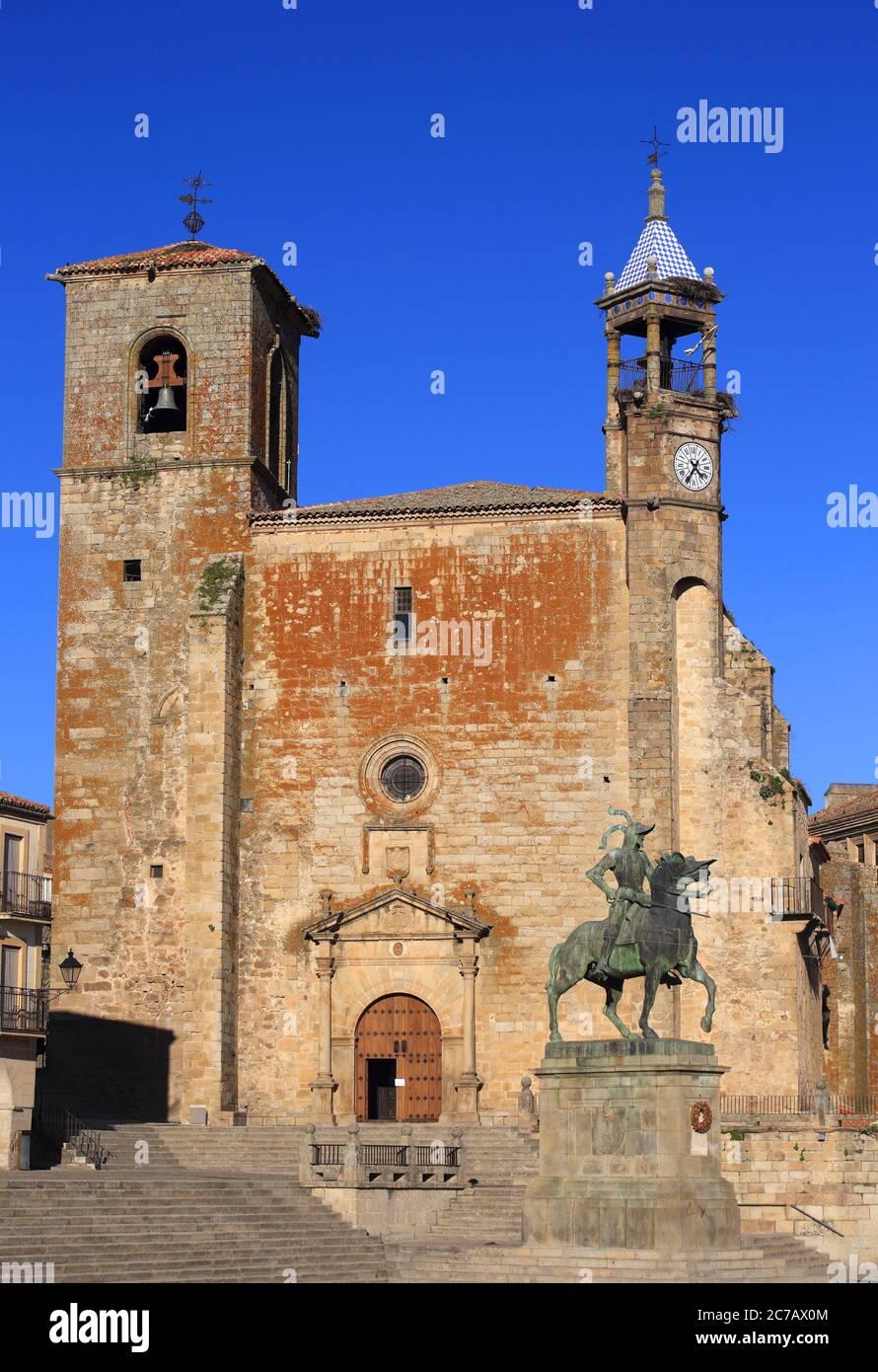 Spagna, Estremadura, Caceres, la città storica di Trujillo. Plaza Mayor, la chiesa di San Martino e la statua del conquistador Francosco Pisarro. Foto Stock