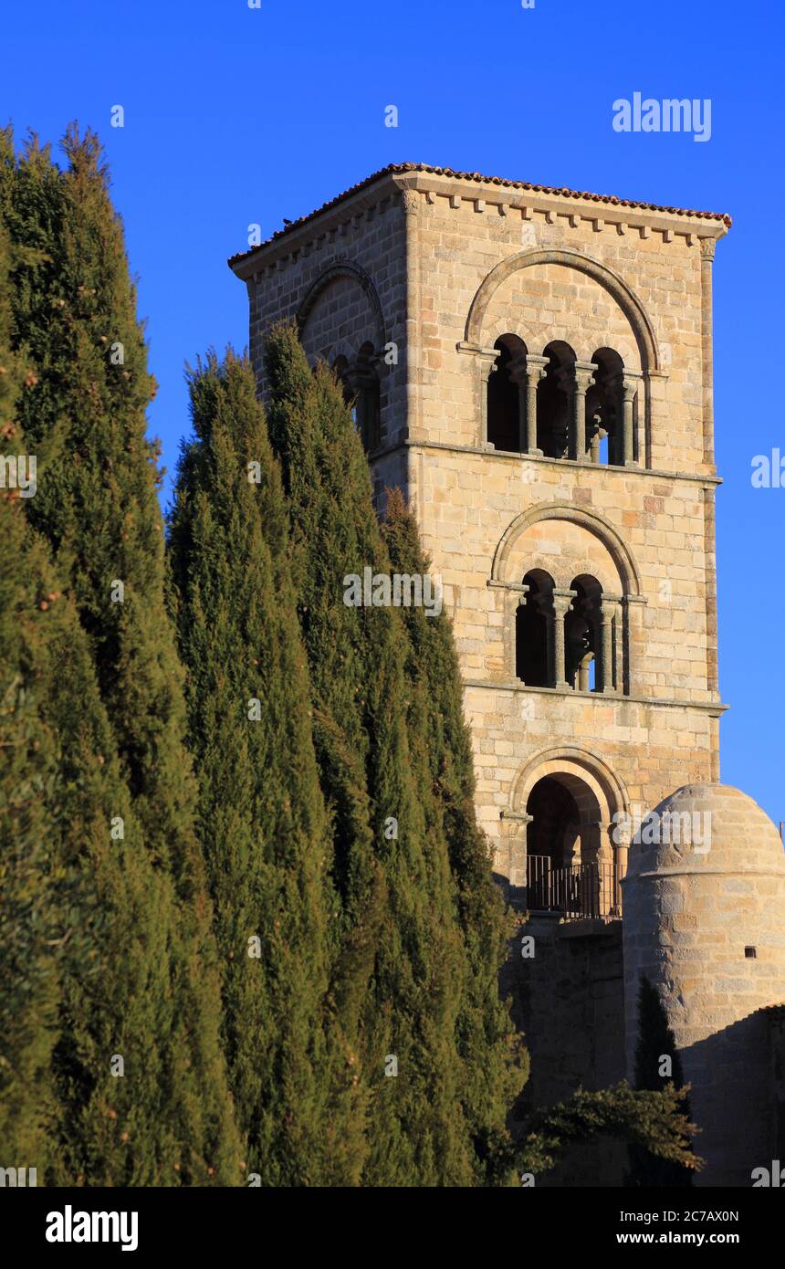 Spagna, Estremadura, Caceres, torre medievale e cipressi nella città storica di Trujillo. Luogo di nascita del conquistatore Fransisco Pizarro Foto Stock