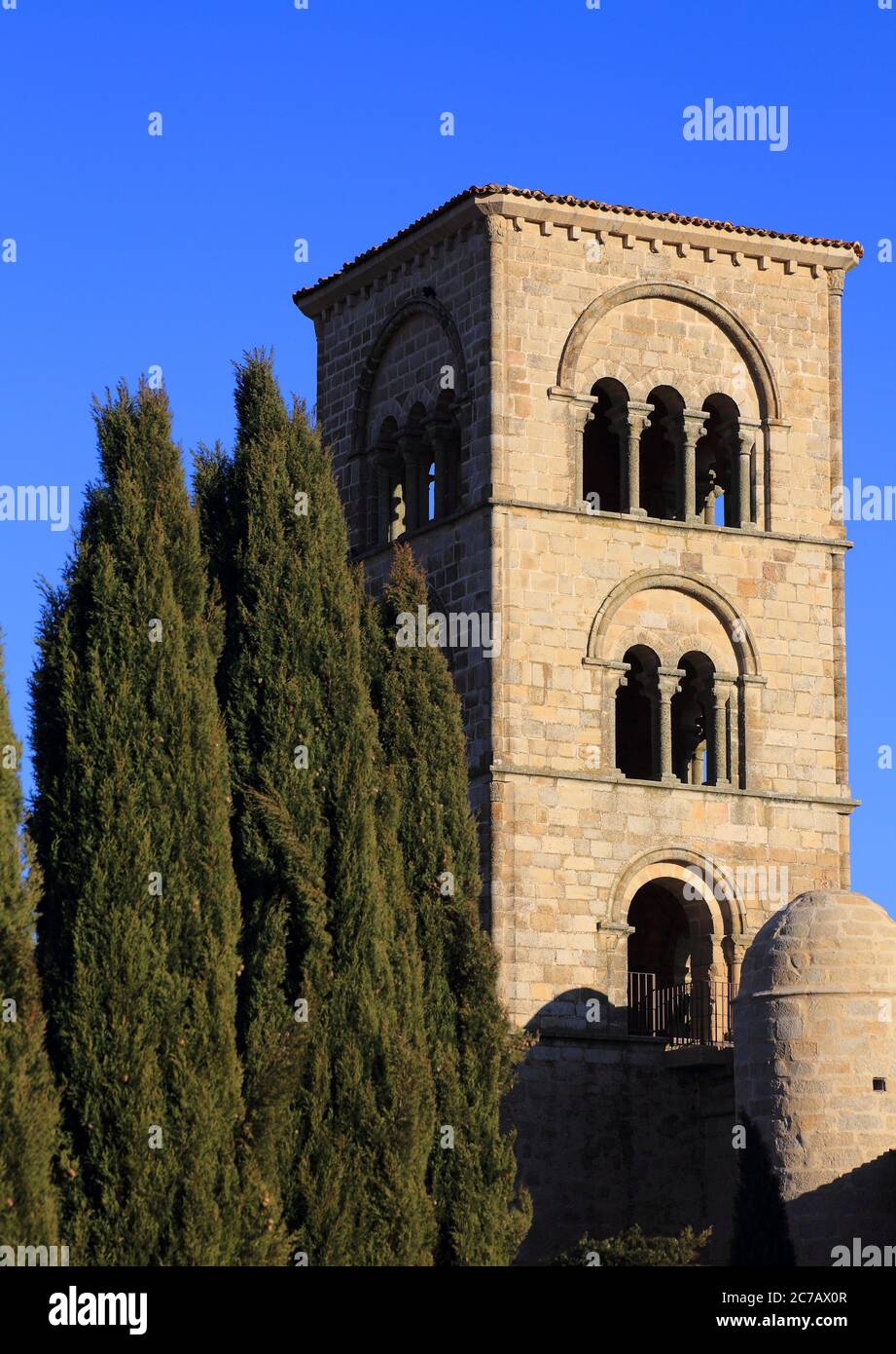 Spagna, Estremadura, Caceres, torre medievale e cipressi nella città storica di Trujillo. Luogo di nascita del conquistatore Fransisco Pizarro Foto Stock