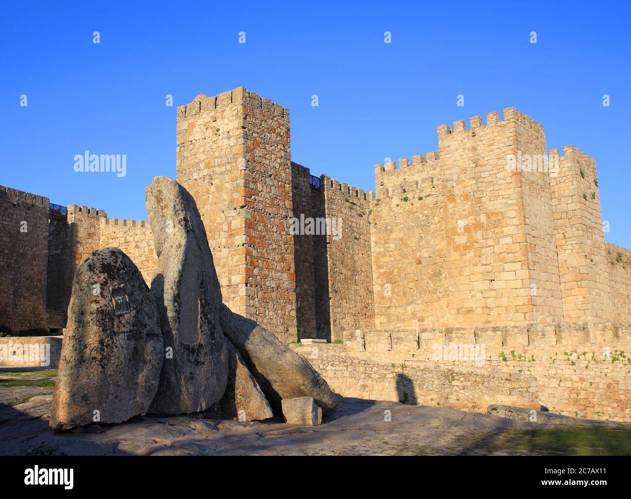 Spagna, Estremadura, Caceres, castello medievale sopra la città storica di Trujillo. Luogo di nascita di Fransisco Pizarro - 'il Conquistatore del Perù'. Foto Stock