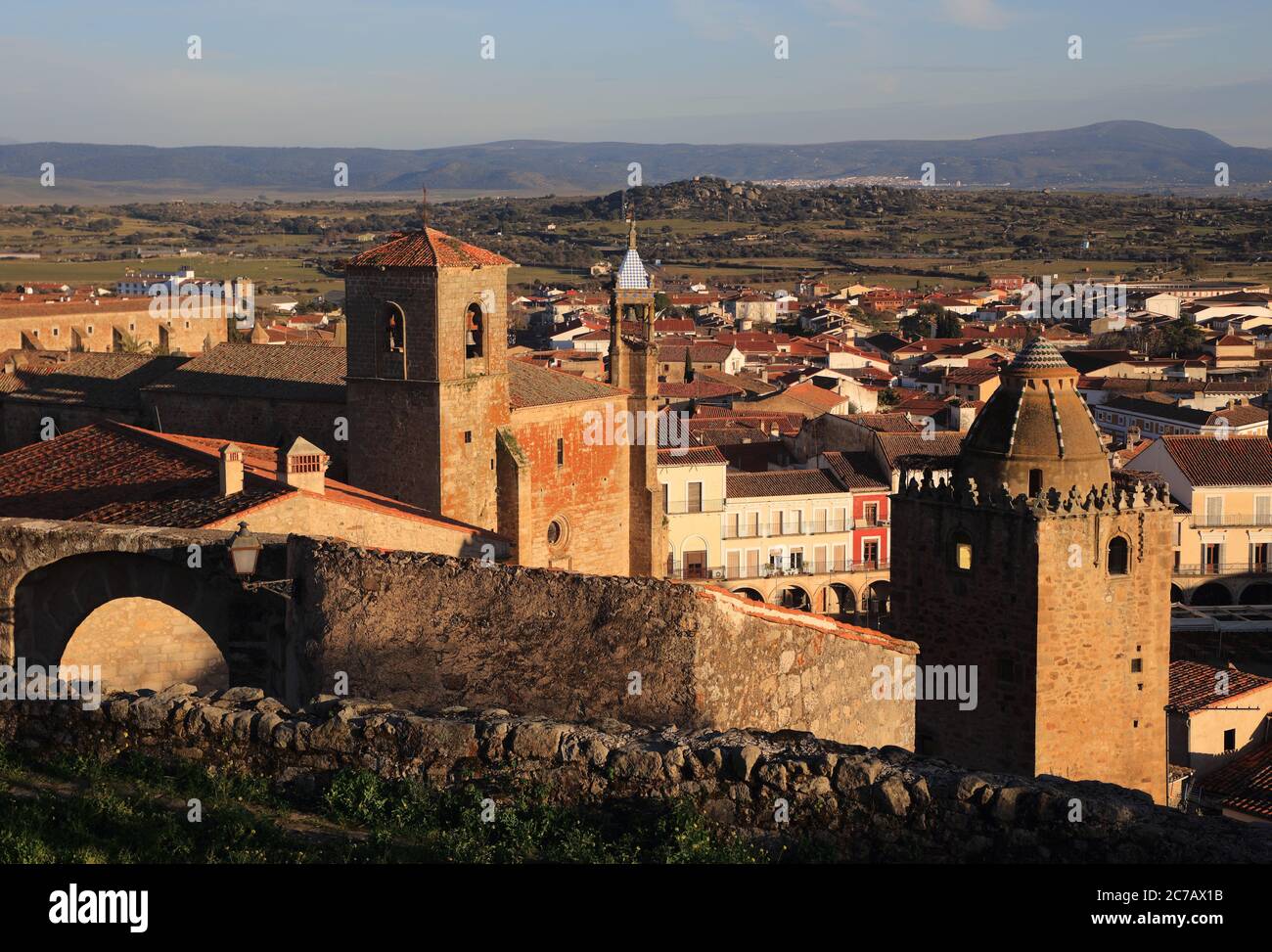 Spagna Estremadura, Caceres, torri medievali e i tetti della città storica di Trujillo al tramonto. Luogo di nascita di Francisco Pizarro. Foto Stock