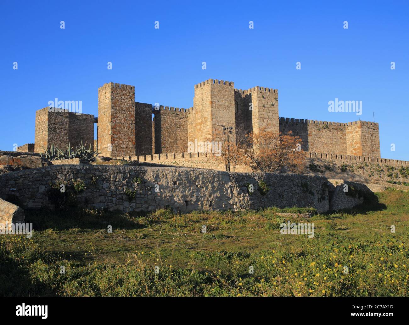 Spagna, Estremadura, Caceres, castello medievale sopra la città storica di Trujillo. Luogo di nascita di Fransisco Pizarro - 'il Conquistatore del Perù'. Foto Stock