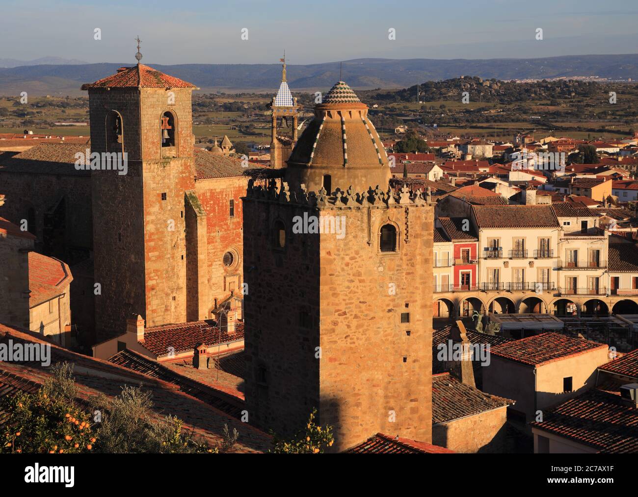 Spagna Estremadura, Caceres, torri medievali e i tetti della città storica di Trujillo al tramonto. Luogo di nascita di Francisco Pizarro. Foto Stock