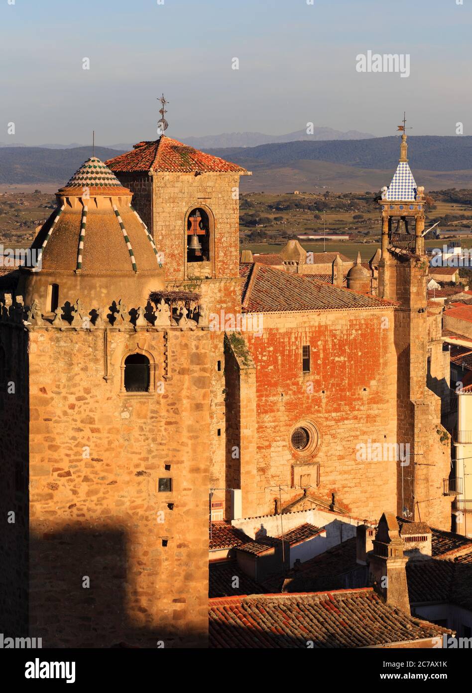 Spagna Estremadura, Caceres, torri medievali e i tetti della città storica di Trujillo al tramonto. Luogo di nascita di Francisco Pizarro. Foto Stock
