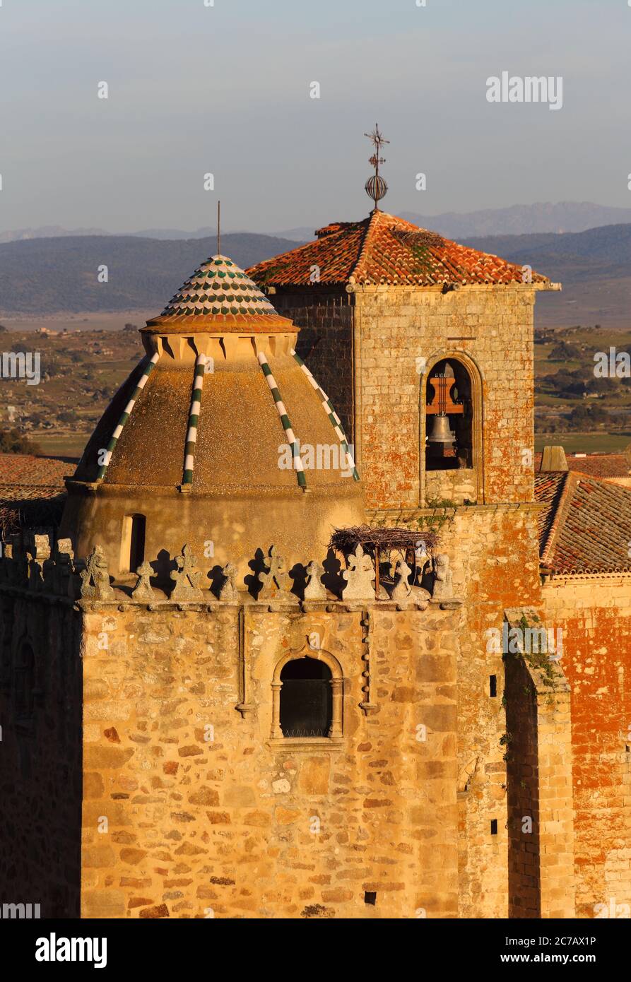 Spagna Estremadura, Caceres, torri medievali e i tetti della città storica di Trujillo al tramonto. Luogo di nascita di Francisco Pizarro. Foto Stock