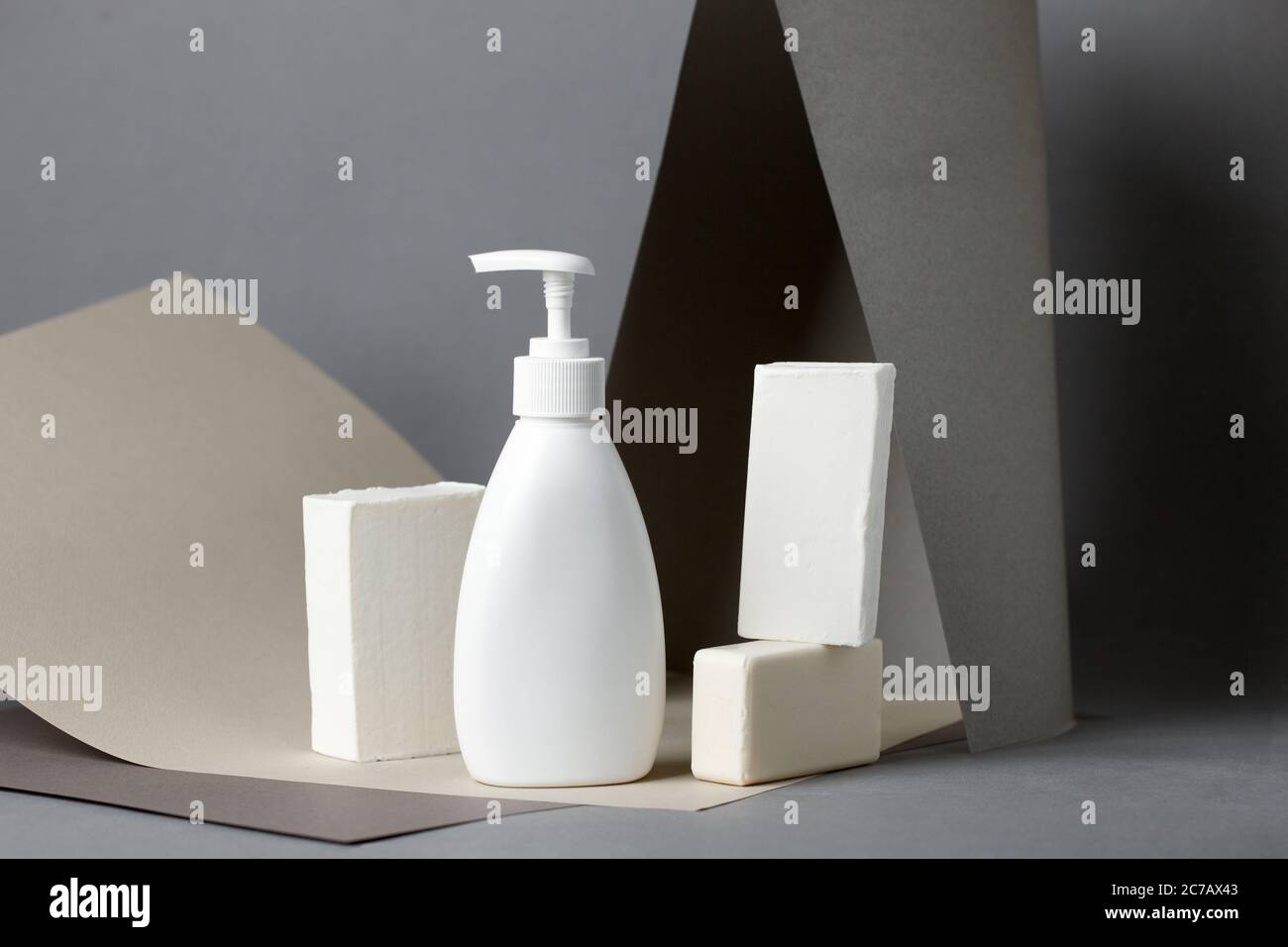 Set di soapsud bianchi su sfondo grigio, concetto astratto di geometria della pelle, benessere sostenibile, texture opaca sfondo elegante per spa di lusso Foto Stock