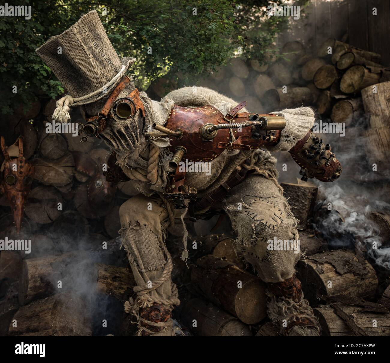 Personaggio futuristico cyborg stalker. Fotografia d'arte in stile steampunk. Foto Stock