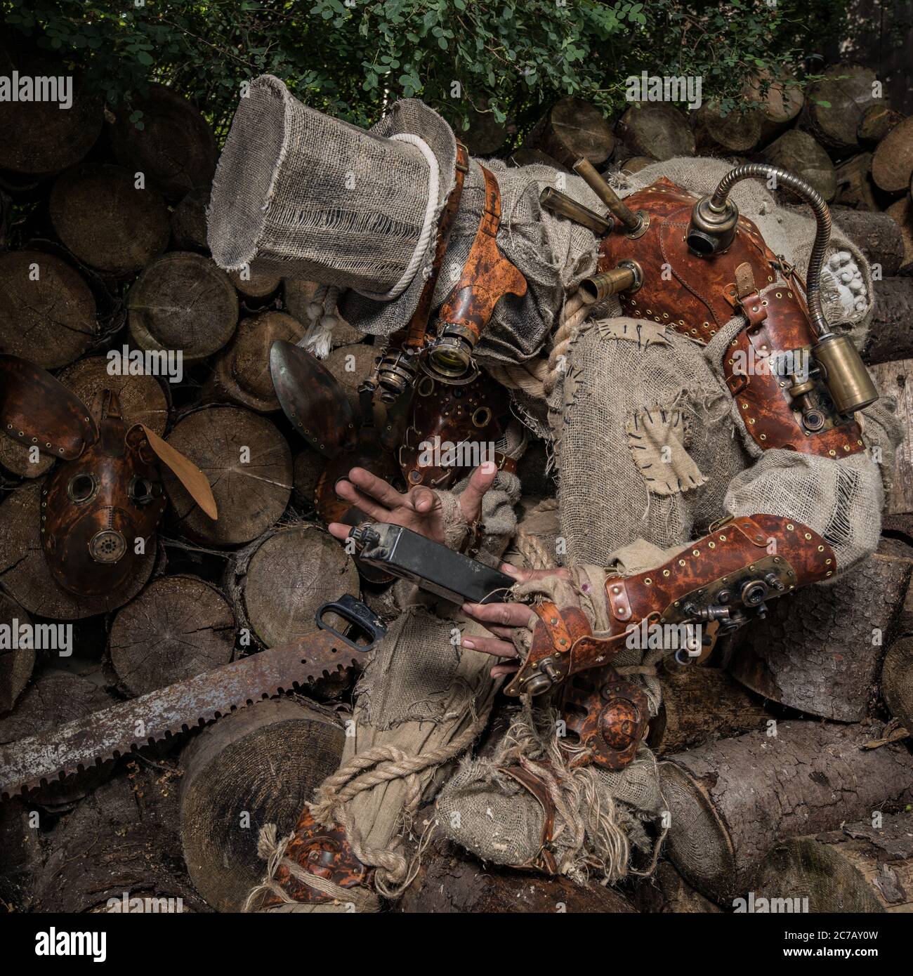 Personaggio futuristico cyborg stalker. Fotografia d'arte in stile steampunk. Foto Stock