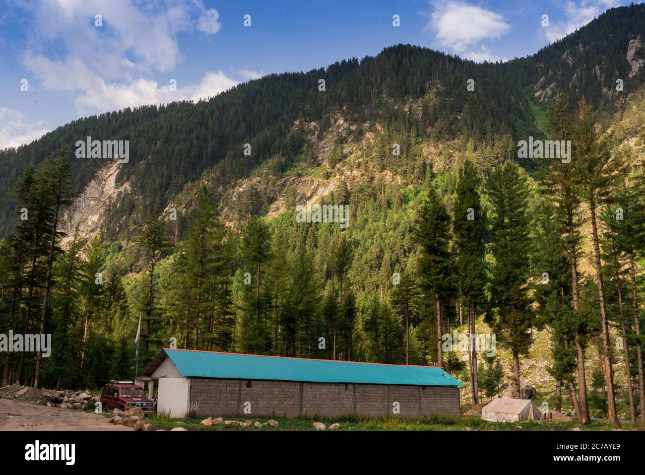Foto di bella valle verde cielo nuvoloso e montagna con spazio copia per il tuo testo Foto Stock