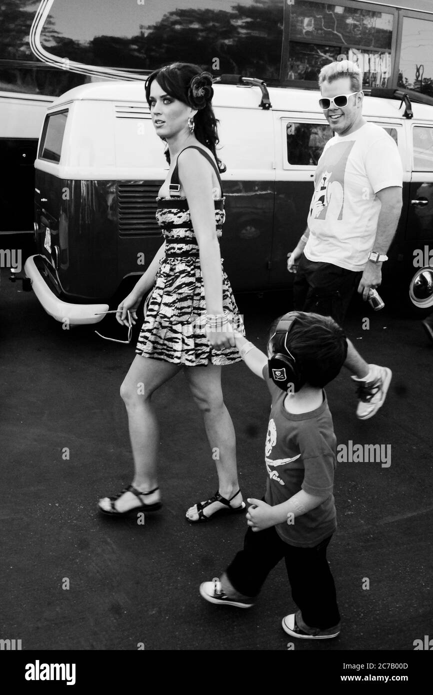 Il musicista Katy Perry e Perez Hilton hanno fatto una foto al backstage all'ultimo giorno del tour dei 2008 furgoni in guerra presso l'Home Depot Center il 17 agosto 2008 a Los Angeles, California. (In bianco e nero modificato digitalmente) credito: Jared Milgrim/The Photo Access Foto Stock