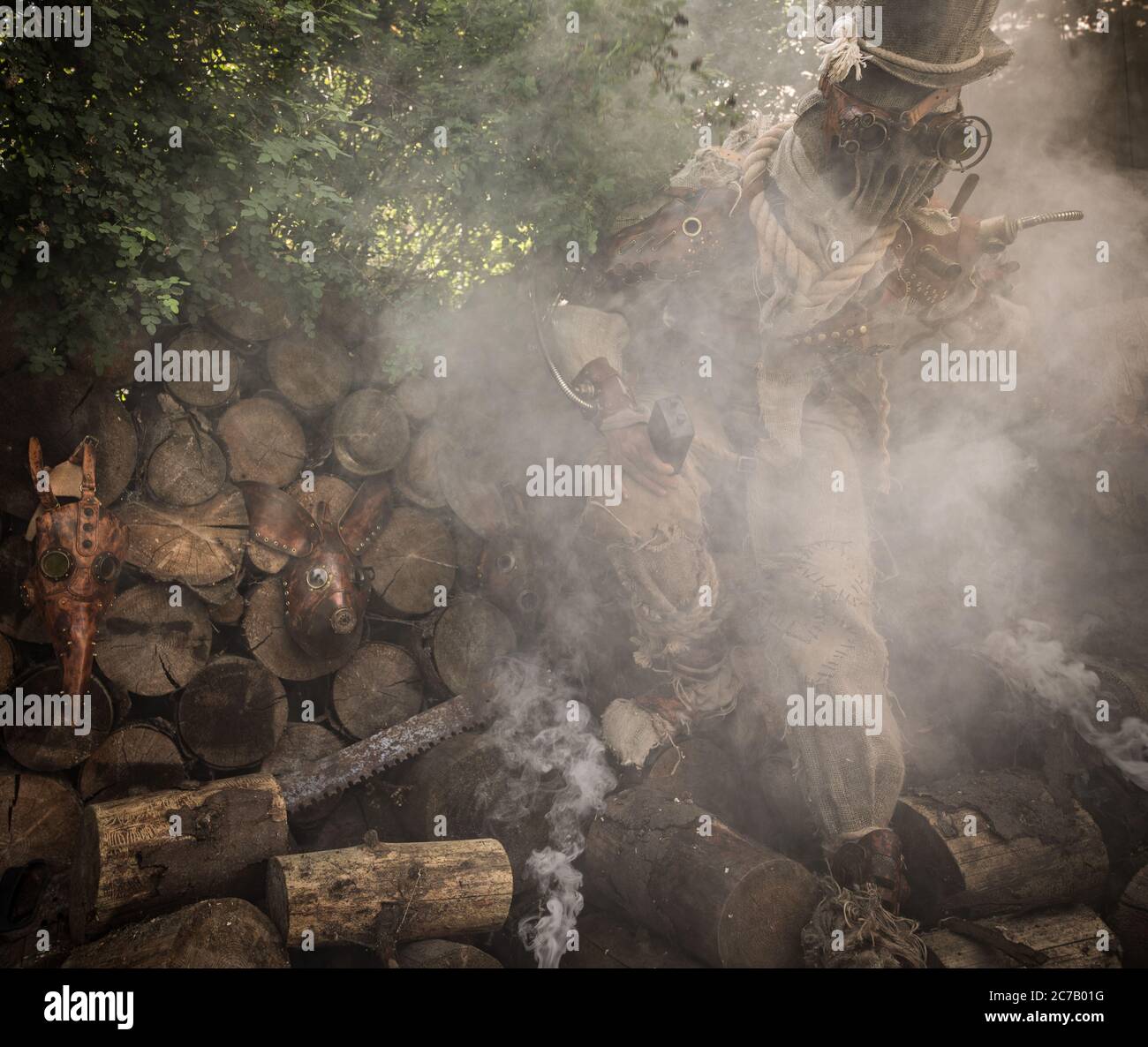 Personaggio futuristico cyborg stalker. Fotografia d'arte in stile steampunk. Foto Stock