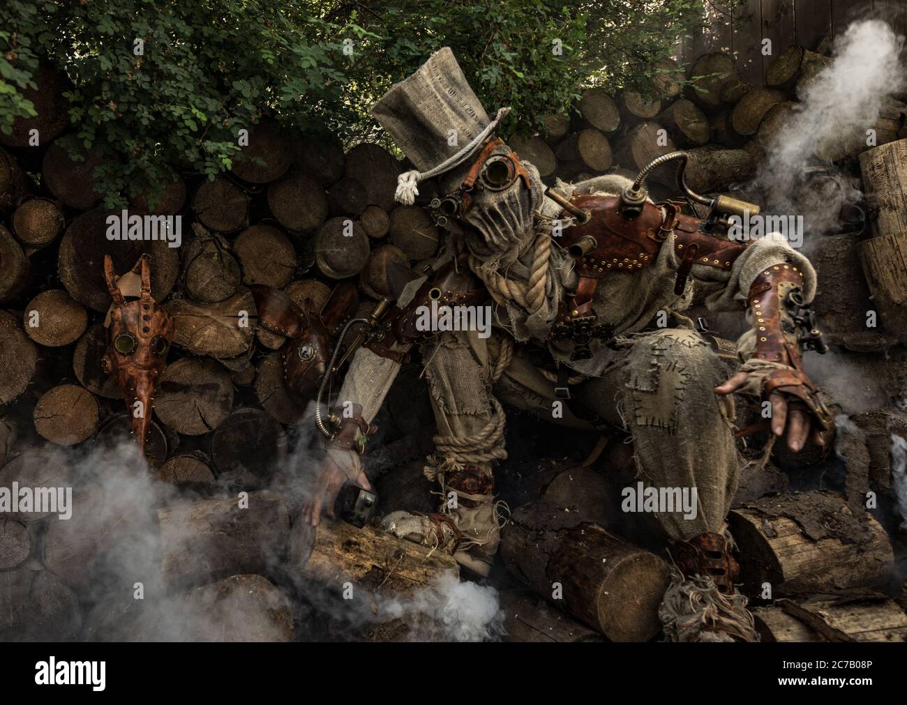 Personaggio futuristico cyborg stalker. Fotografia d'arte in stile steampunk. Foto Stock