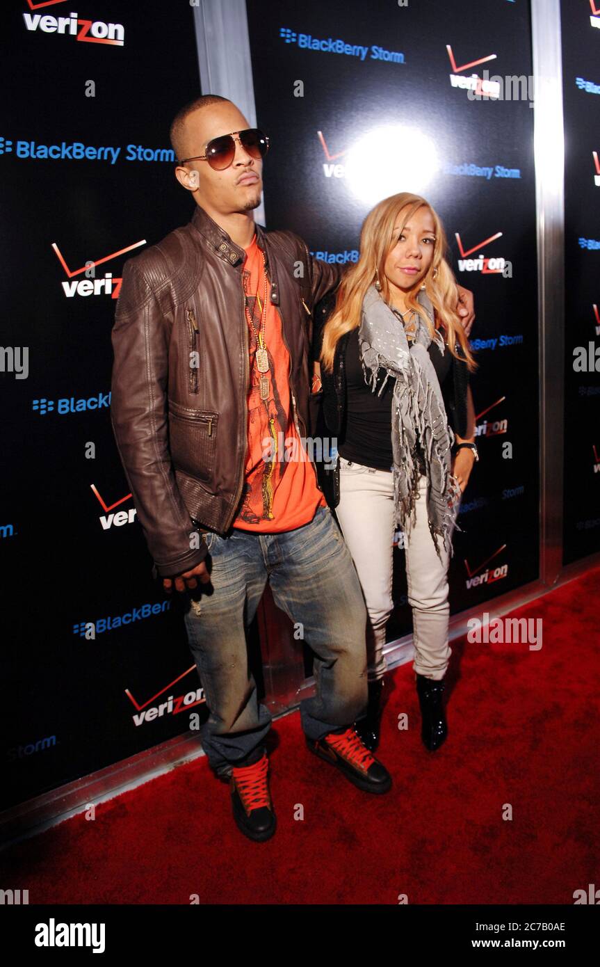 Il rapper T.I. e la moglie Tameka Harris arrivano al Timberland Pre-Grammy Launch Party ospitato da Verizon e BlackBerry Storm al Boulevard 3 il 6 febbraio 2009 a Hollywood, California. Credito: Jared Milgrim/l'accesso fotografico Foto Stock