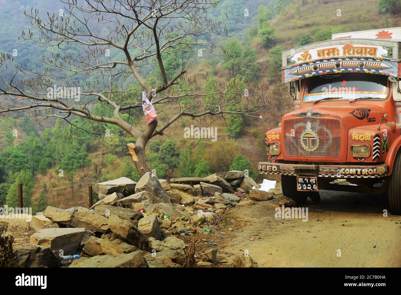 Un camion è parcheggiato su una strada, una parte della Strategic Road Network (SRN) del Nepal, che si trova su una ripida collina ai margini della valle di Kathmandu, alla periferia di Kathmandu City, Nepal. Foto di archivio (2016). La rete stradale in Nepal ha subito danni moderati a causa del terremoto del 2015. I danni totali stimati alla rete stradale strategica (SRN) sono stati di 45.9 milioni di dollari, mentre le perdite totali sono state stimate a 5.26 milioni di dollari. Sulla rete stradale locale (LRN), il totale stimato dei danni è stato di 124.85 milioni di dollari, mentre le perdite totali sono state di 42.74 milioni di dollari. Foto Stock