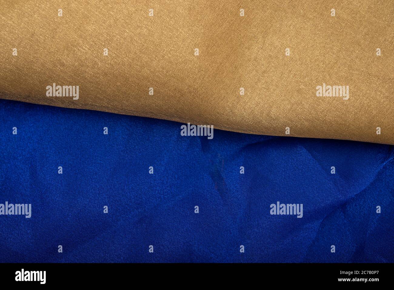 Tessuto di colore oro e blu setoso che fa uno sfondo Foto Stock