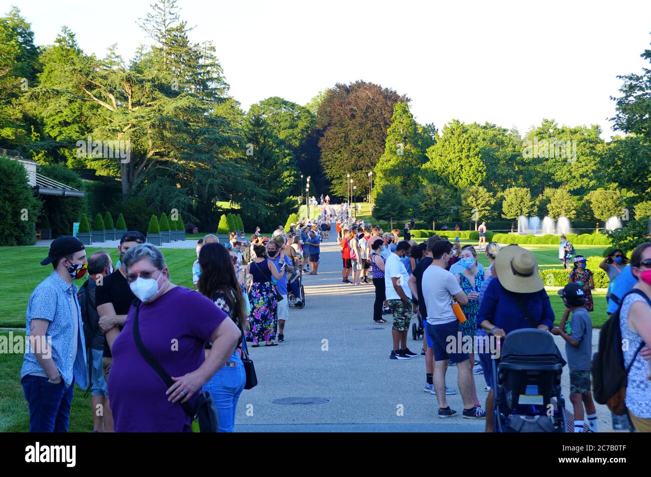 Kenneth Square, Pennsylvania, U.S.A - 14 luglio 2020 - una grande folla che indossa una maschera in attesa di una lunga fila per vedere Titan Arum, il fiore del cadavere a Longwoo Foto Stock
