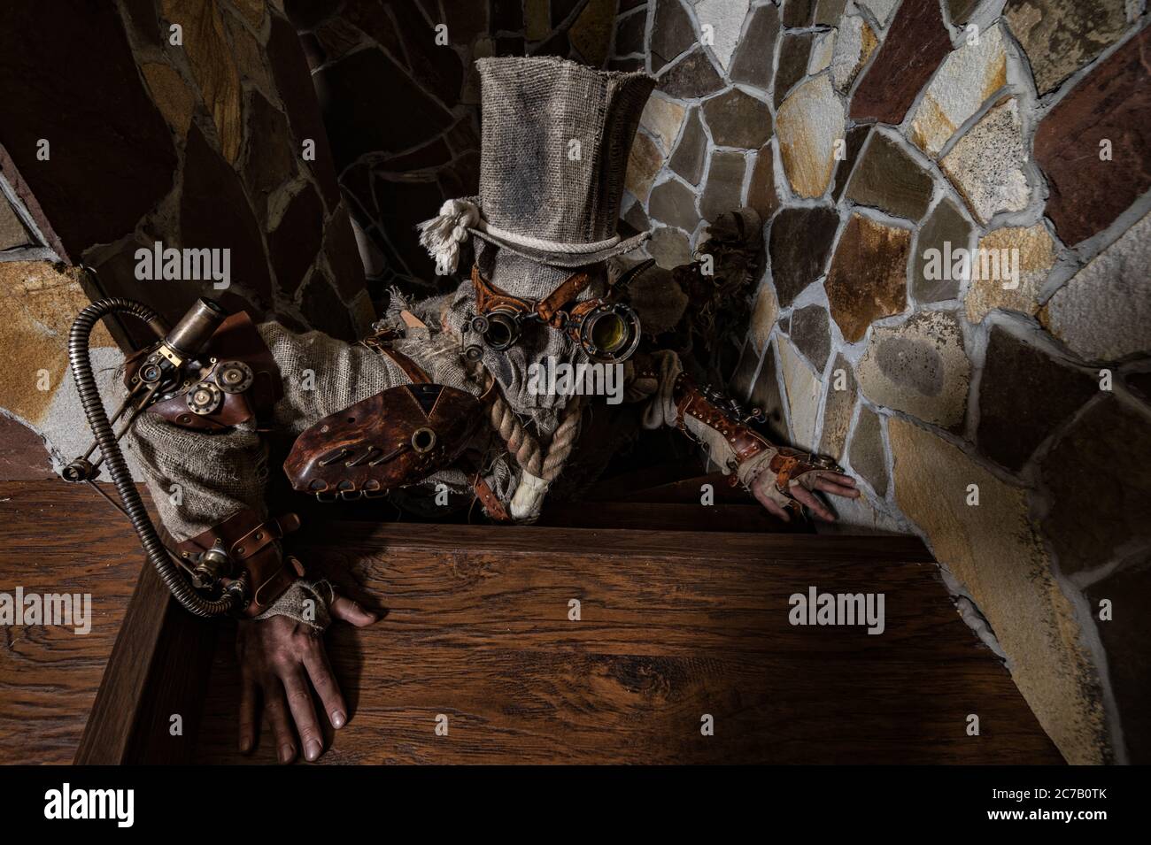 Personaggio futuristico cyborg stalker. Fotografia d'arte in stile steampunk. Foto Stock