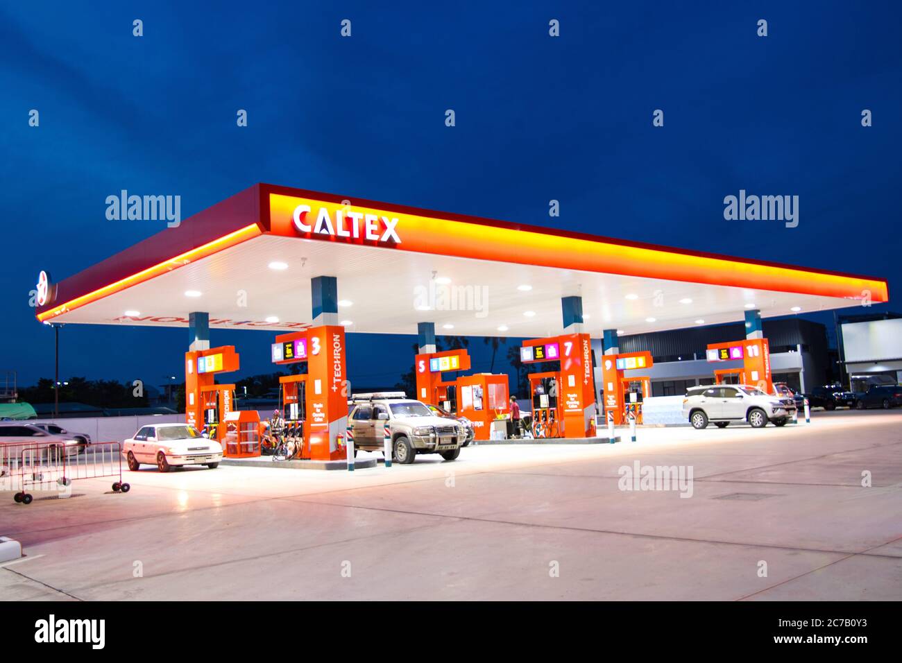 BANGKOK THAILANDIA :- 15 LUGLIO 2020 : STAZIONE DI OLIO DI CALTEX, stazioni di rifornimento rifornimento rifornimento rifornimento per le automobili stanno rifornendo alla stazione di benzina Thailandia. Pronto per Foto Stock