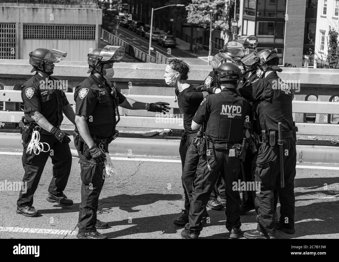 New York, Stati Uniti. 15 luglio 2020. Manifestanti BLM arrestati dalla polizia al raduno del potere di preghiera di Jericho e marciano contro la violenza sulle armi sul ponte di Brooklyn. Il raduno guidato dal clero pro-polizia e dalle forze dell'ordine è iniziato a Brooklyn a Cadman Plaza e si è concluso al Municipio. I manifestanti di Black Lives Matter interrompono il rally pacifico prima sul ponte di Brooklyn e al municipio. Molti di loro sono stati arrestati per condotta disordinata. (Foto di Lev Radin/Pacific Press) Credit: Pacific Press Agency/Alamy Live News Foto Stock