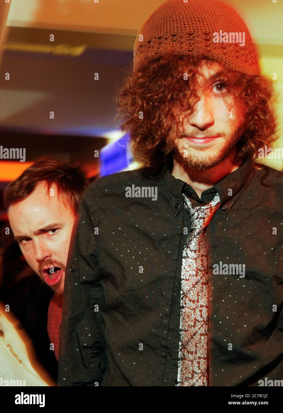 (L-R) Eddie Fisher e Brent Kutzle di OneRepublic backstage al Palladium di Hollywood. Credito: Jared Milgrim/l'accesso fotografico Foto Stock