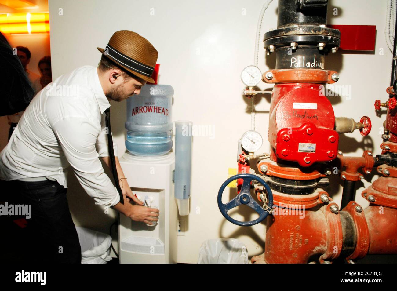 Ryan Tedder di OneRepublic backstage ottenere acqua al Palladium a Hollywood. Credito: Jared Milgrim/l'accesso fotografico Foto Stock