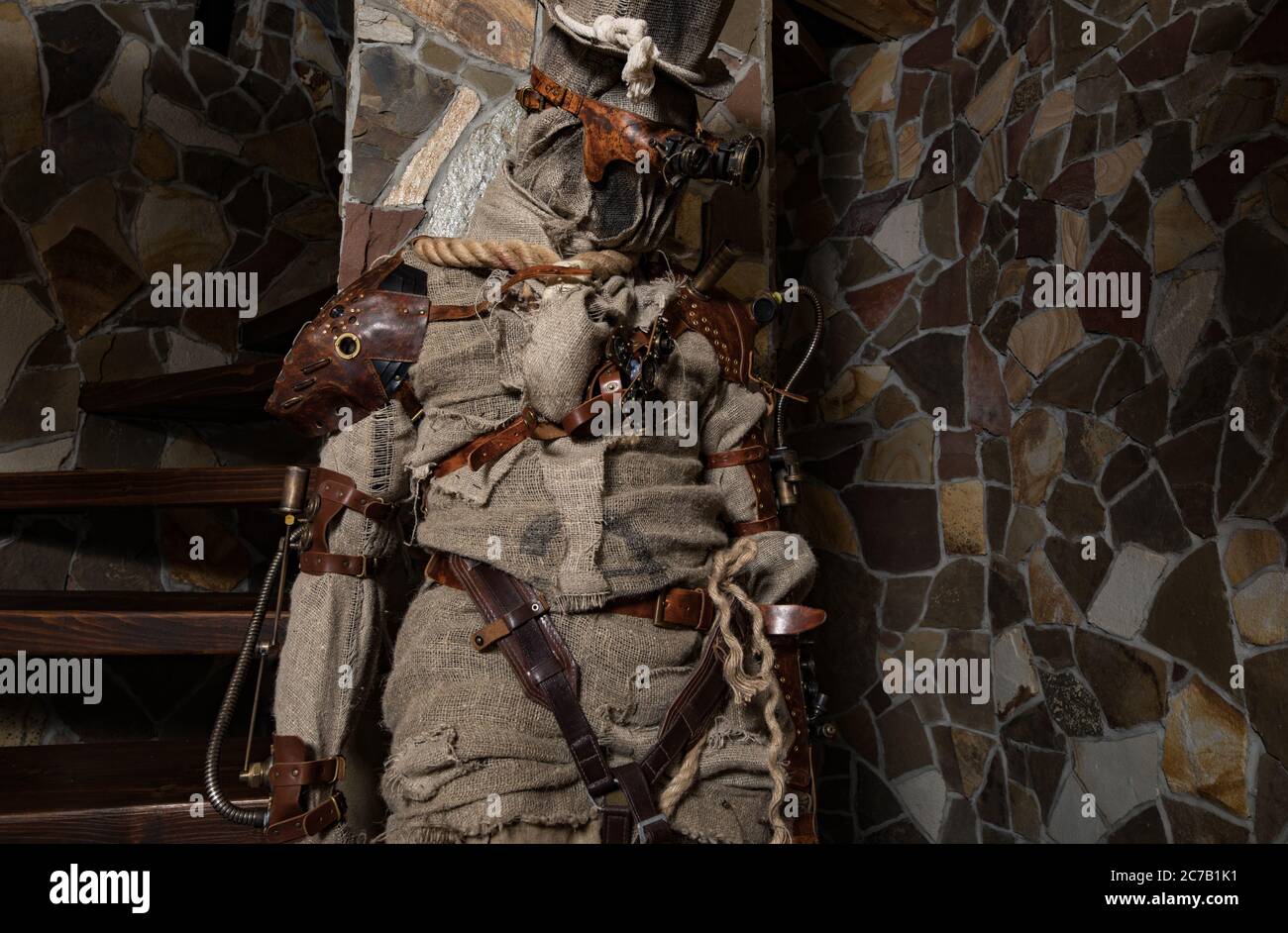 Personaggio futuristico cyborg stalker. Fotografia d'arte in stile steampunk. Foto Stock