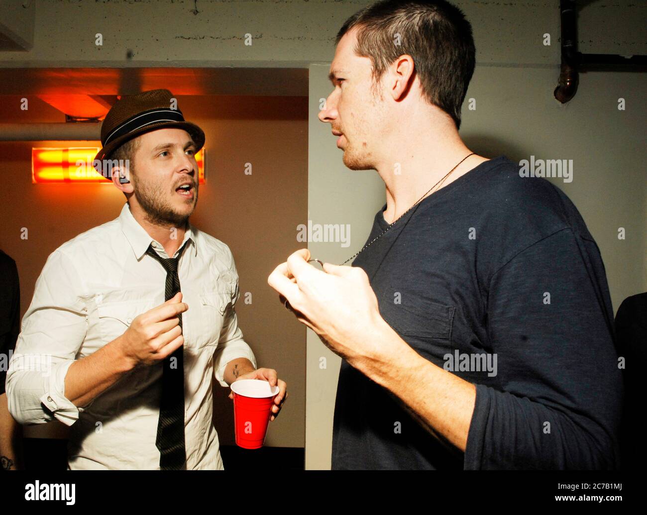 (L-R) Ryan Tedder e Zach Filkins di OneRepublic backstage al Palladium di Hollywood. Credito: Jared Milgrim/l'accesso fotografico Foto Stock