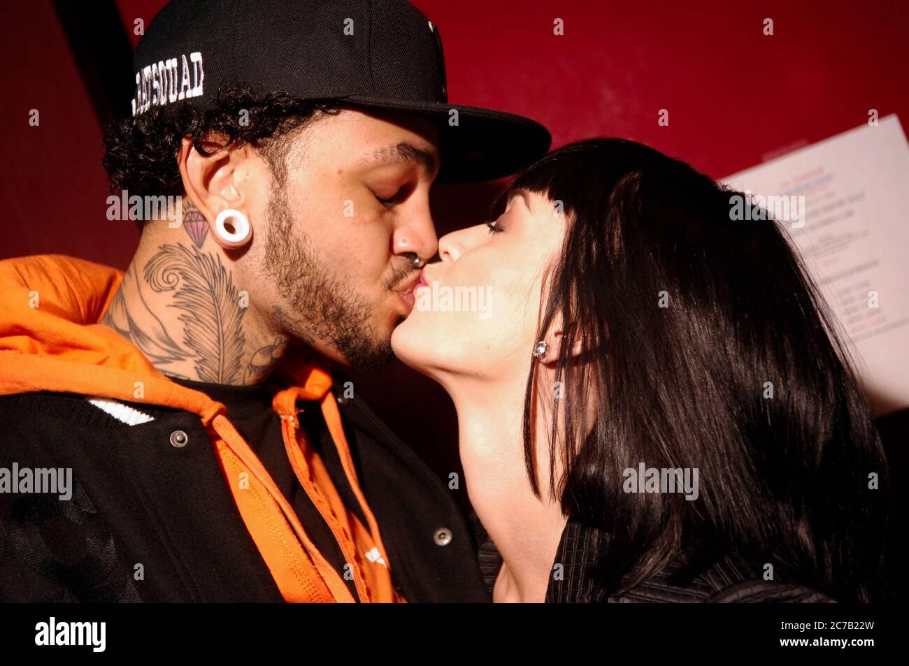 RITRATTO esclusivo sul backstage di Katy Perry (r) e del fidanzato Travis McCoy di Gym Class Heros che si baciano all'anfiteatro Gibson di Los Angeles. Credito: Jared Milgrim/l'accesso fotografico Foto Stock