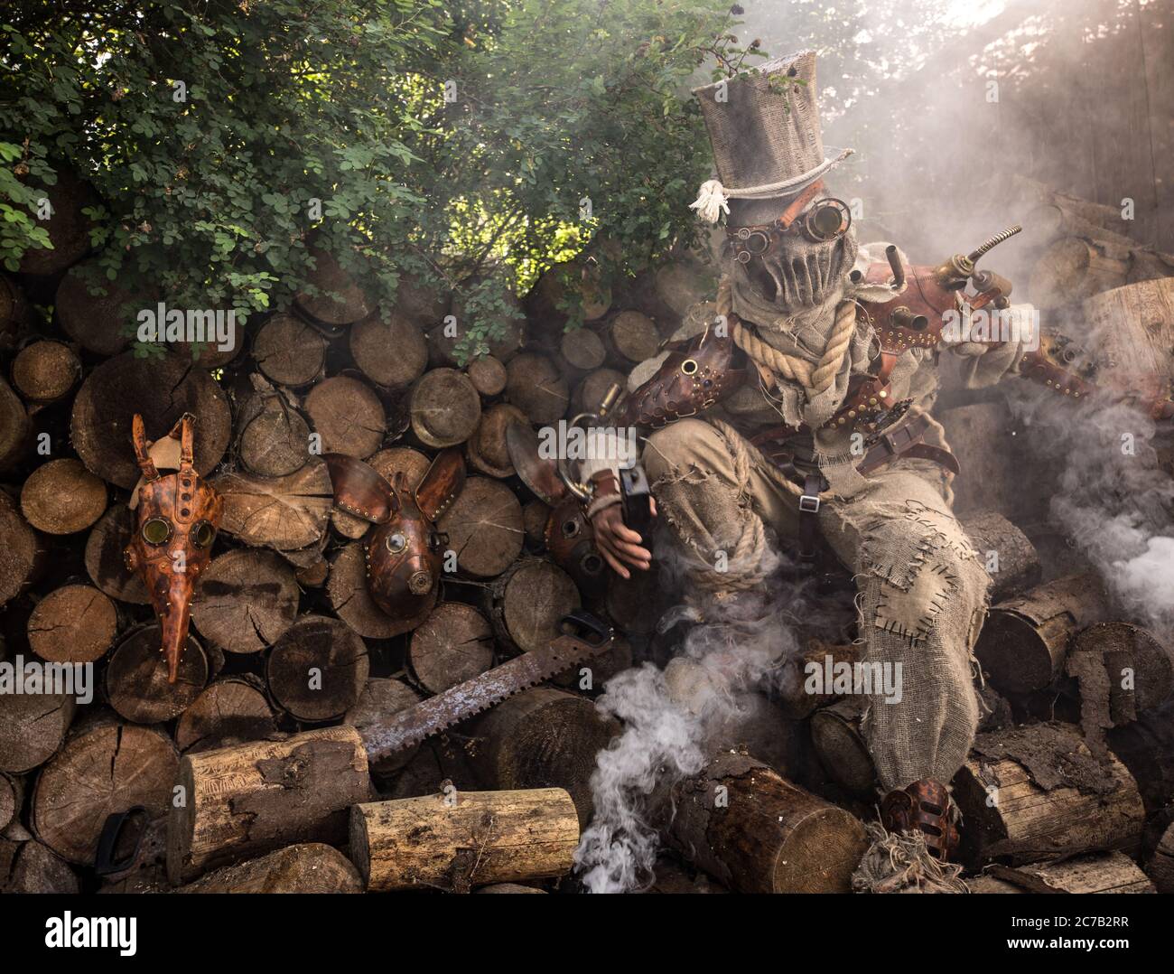 Personaggio futuristico cyborg stalker. Fotografia d'arte in stile steampunk. Foto Stock