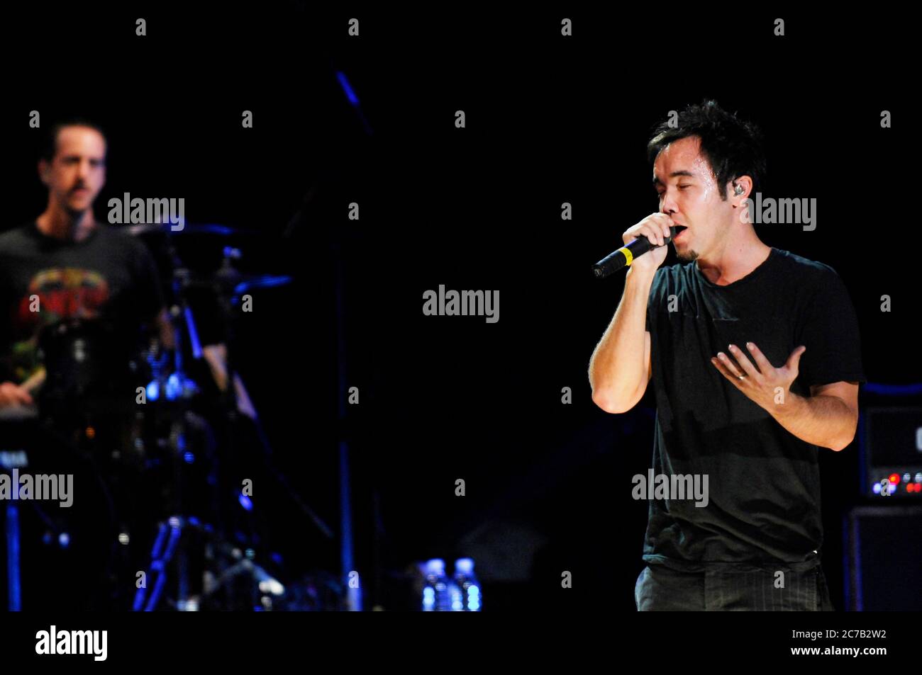 Doug Robb (r) di Hoobastank si esibiscono al Wiltern di Los Angeles. Credito: Jared Milgrim/l'accesso fotografico Foto Stock