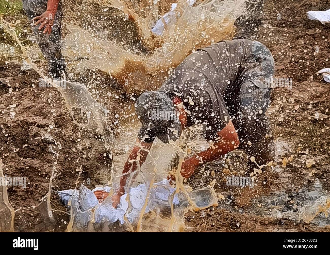 Pechino, la provincia cinese di Jiangxi. 15 luglio 2020. Un soldato depone un sacco di sabbia per bloccare un punto di fuga sul fiume Yangtze nella contea di Hukou di Jiujiang, nella provincia di Jiangxi della Cina orientale, il 15 luglio 2020. Credit: wang Guanjun/Xinhua/Alamy Live News Foto Stock