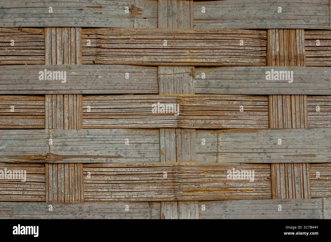 Particolare di una parete di bambù intessuta di una capanna in un piccolo villaggio nella campagna collinare vicino a Luang Prabang nel Laos centrale. Foto Stock