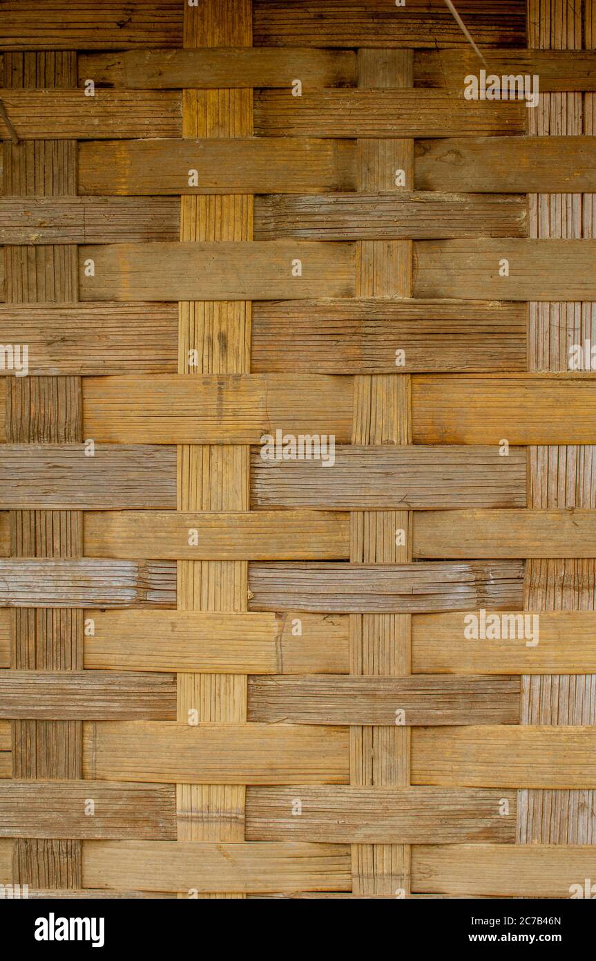 Particolare di una parete di bambù intessuta di una capanna in un piccolo villaggio nella campagna collinare vicino a Luang Prabang nel Laos centrale. Foto Stock