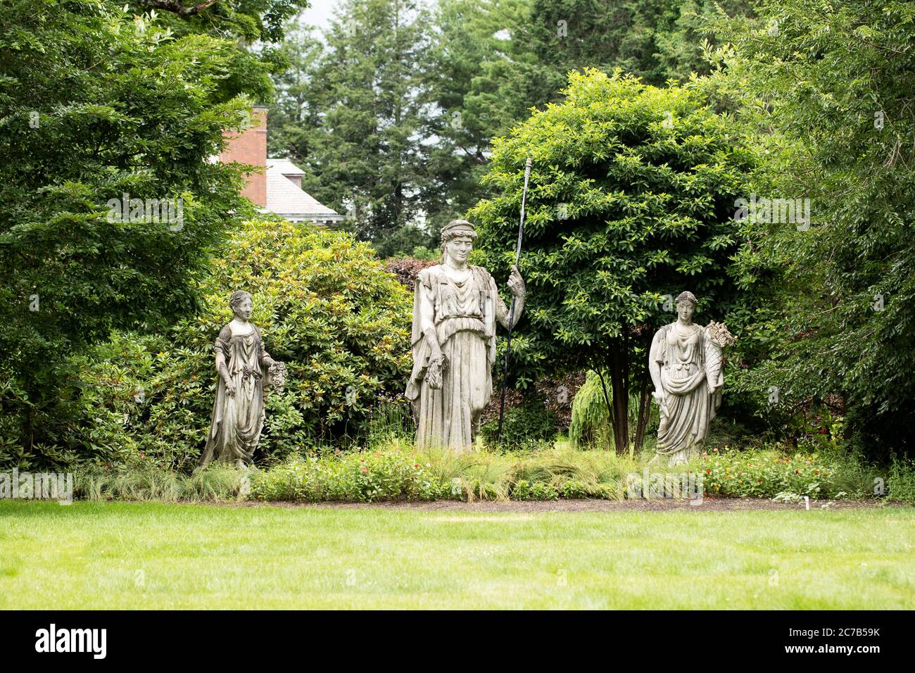 Il Giardino della Dea con statue di Dea Romana Flora, Ceres e Pomona ai Giardini di Elm Bank a Wellesley, Massachusetts, USA. Foto Stock