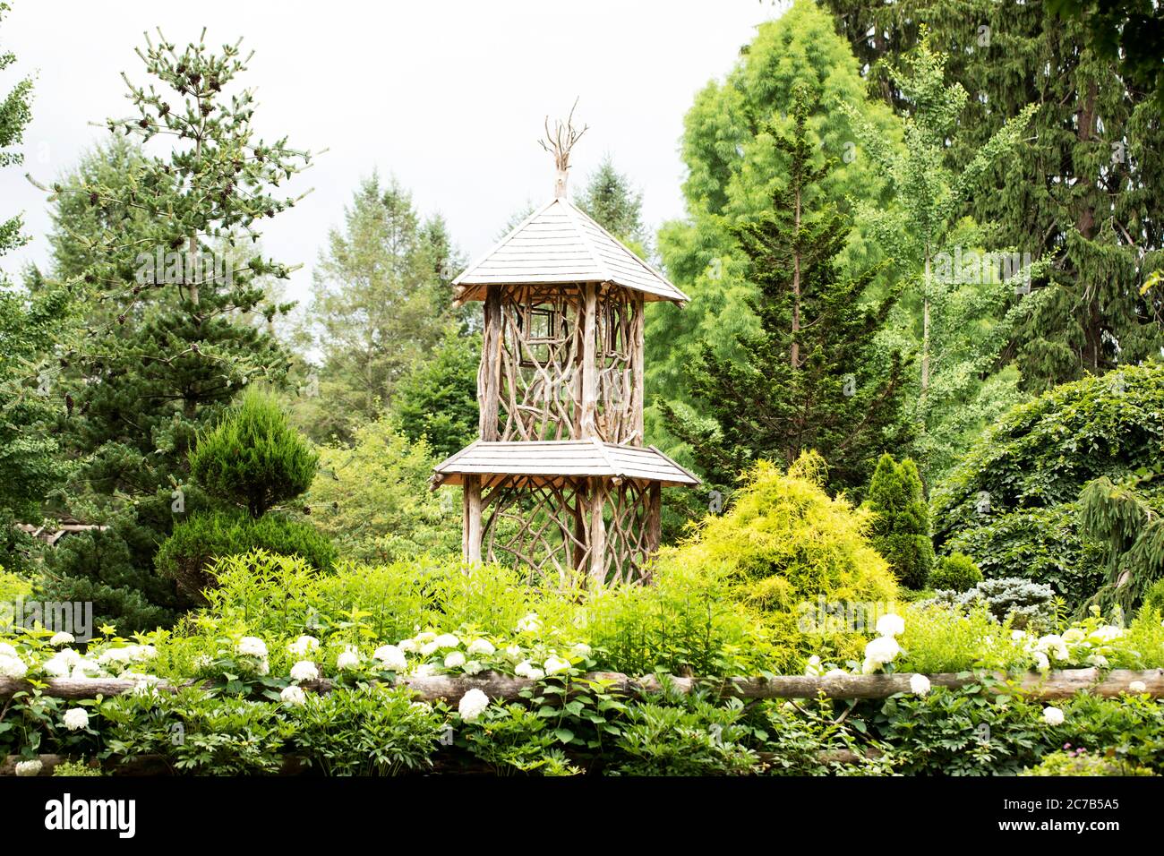 Il gazebo della torre del salice che forma il pezzo centrale del Giardino per i bambini di Weezie ai Giardini di Elm Bank a Wellesley, Massachusetts, Stati Uniti. Foto Stock