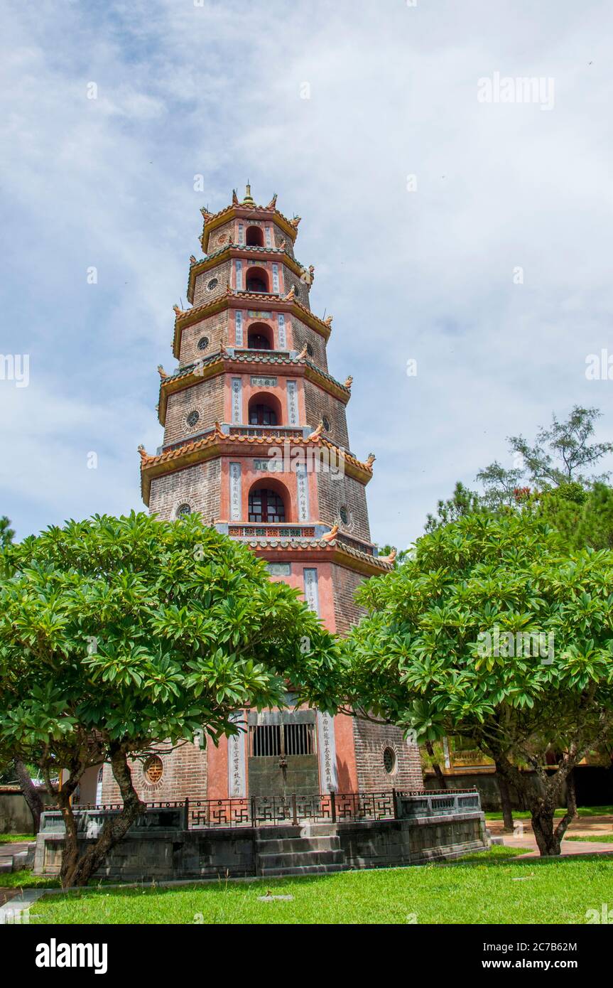 La Pagoda a sette piani della Signora Celestiale (Thien Mu) (patrimonio dell'umanità dell'UNESCO) è un tempio storico nella città di Hue, nel Vietnam centrale. Foto Stock