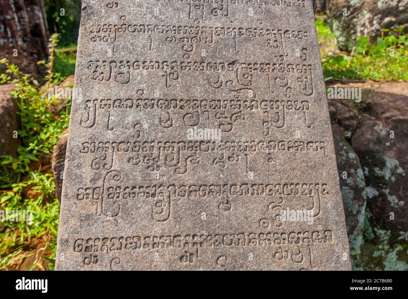 Una stele con sanscrito alle rovine del monumento Cham nel Santuario di My Son (patrimonio dell'umanità dell'UNESCO), risalente al IV al XIII secolo, vicino Foto Stock