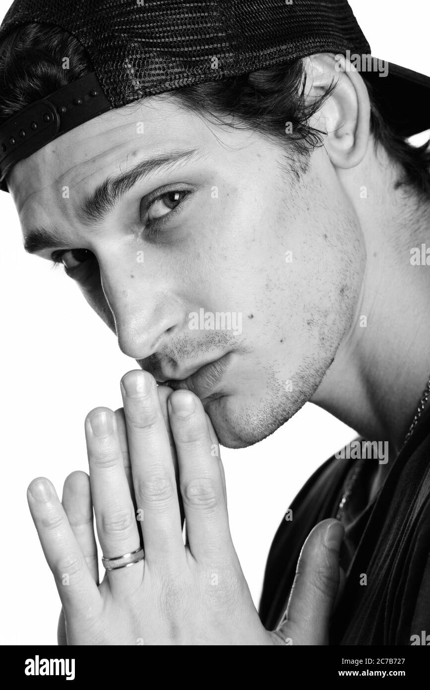 In prossimità della faccia del giovane uomo bello indossare con snapback Foto Stock