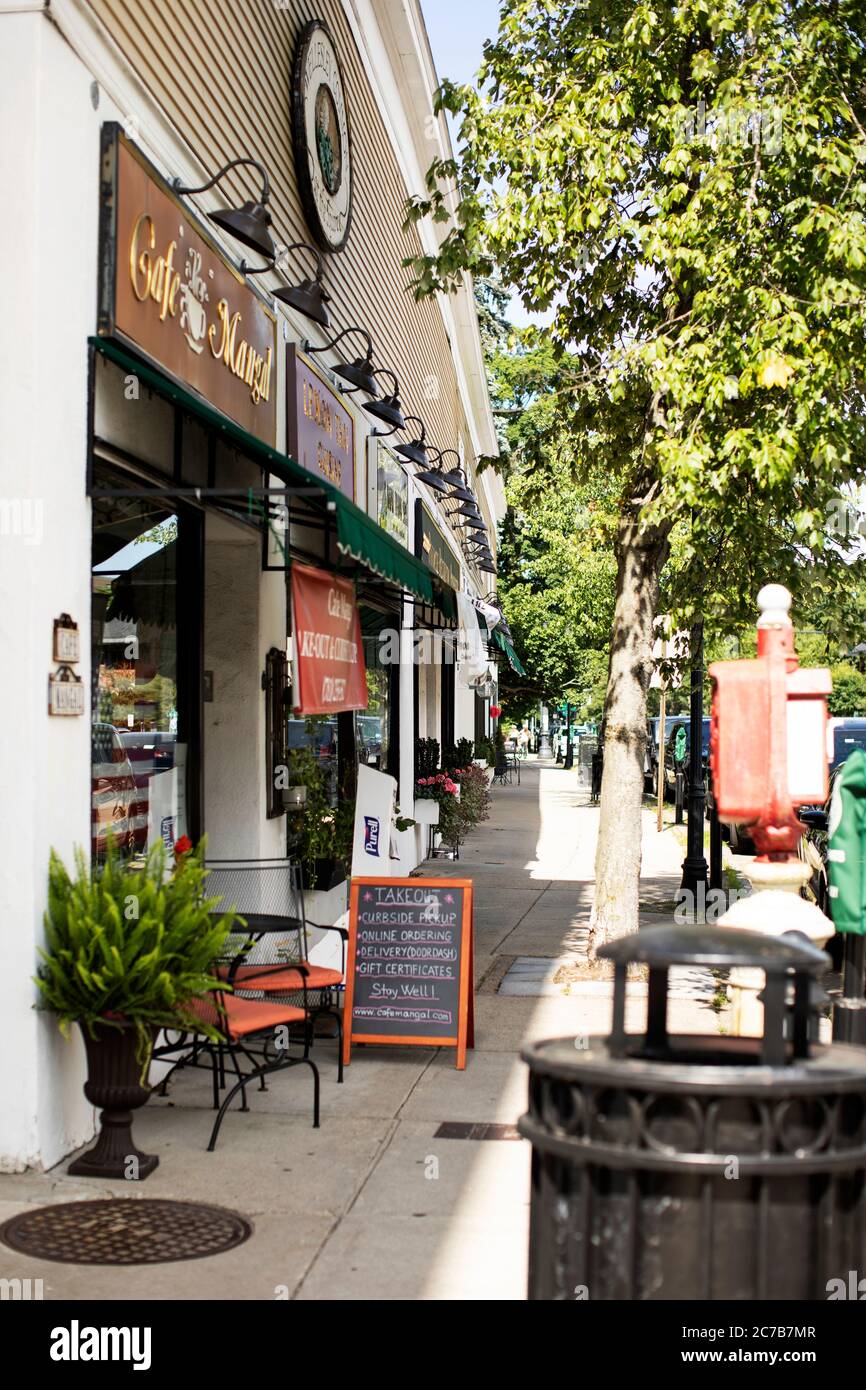 Cafe Mangal e i negozi vicini su Washington Street in una giornata estiva soleggiata nel centro di Wellesley, Massachusetts, Stati Uniti. Foto Stock