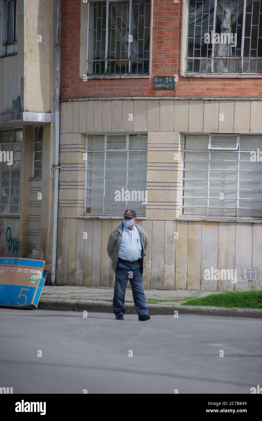 Le strade di Bogotà, come capitale della Colombia, si trova ad affrontare il suo picco di infezioni da parte del sindaco, poiché i letti di terapia intensiva raggiungono il 90% dell'occupazione. Foto Stock