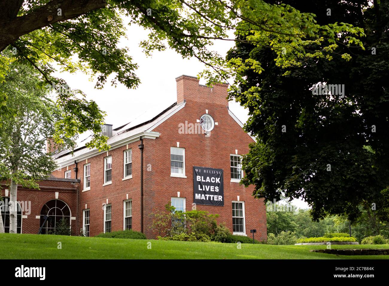 Un segno Black Lives Matter presso la Wellesley Congregational Church (UCC) su Central e Washington Streets nel centro di Wellesley, Massachusetts, USA. Foto Stock