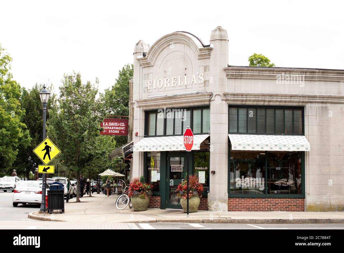 Il ristorante italiano Fiorella e il negozio di abbigliamento Davis a Washington e Church Streets nel centro di Wellesley, Massachusetts, USA. Foto Stock